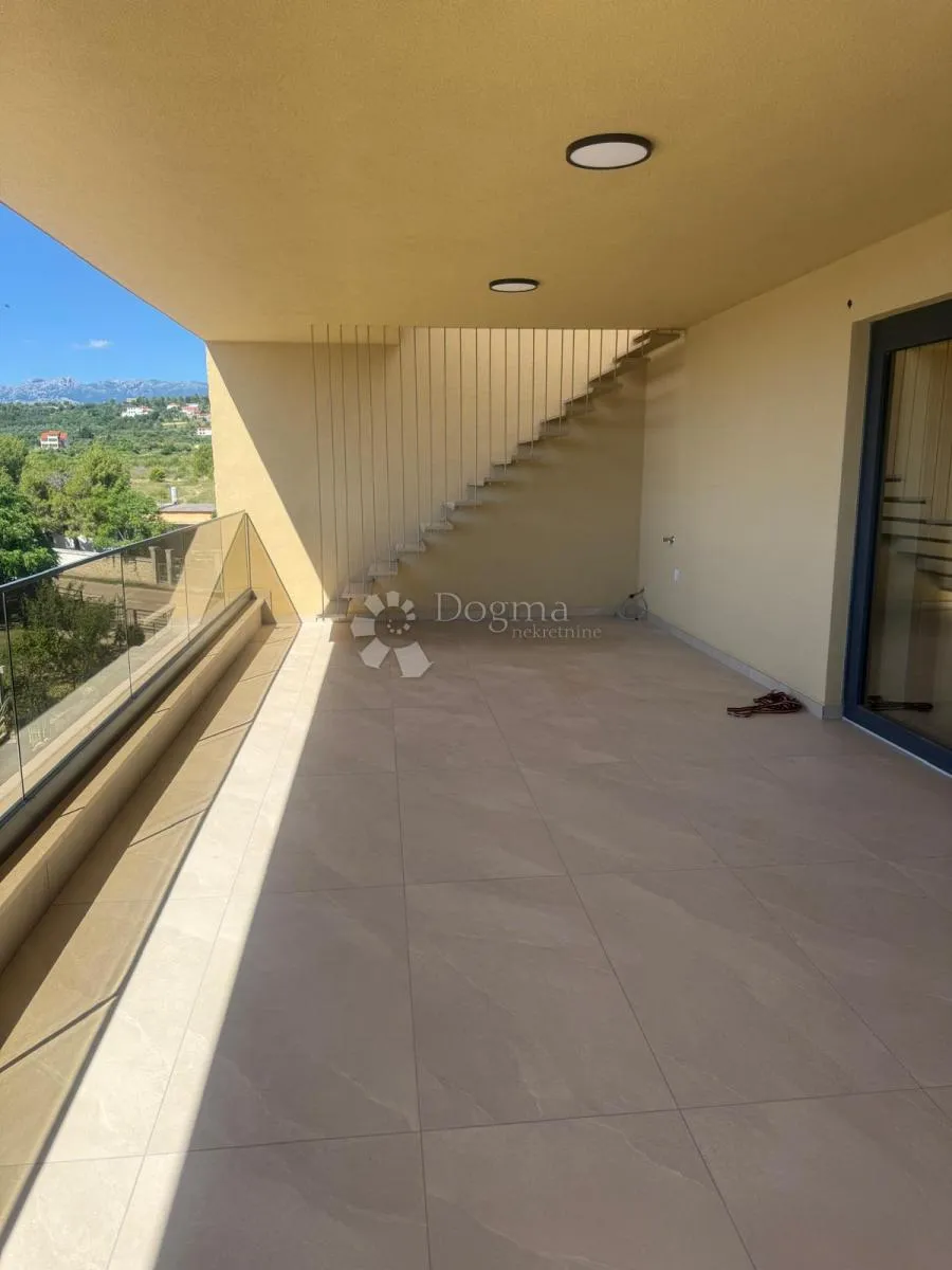 apartman na zadnjoj etaži s krovnom terasom i pogledom na more - slika 7