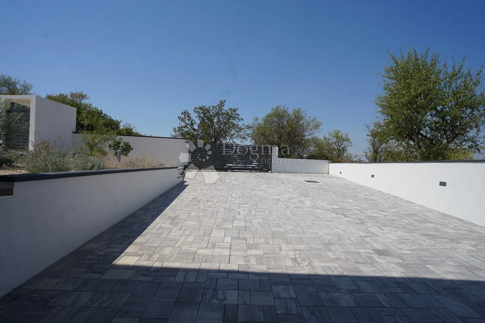luksuzna moderna vila s bazenom u donjoj jagodnji - slika 3