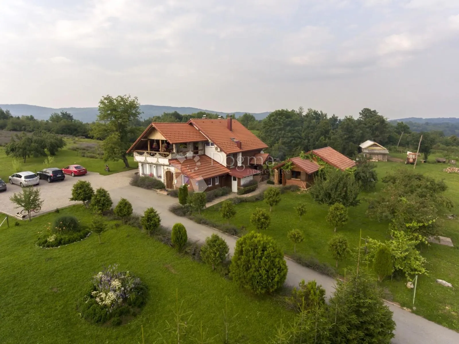 imanje kuće pomoćni objekti i zemlja 10000 m2 - slika 1