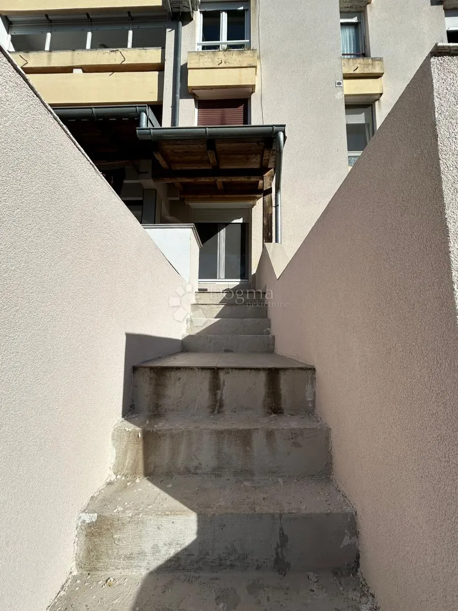 prizemni trosoban stan s terasama i vrtom – bili brig - slika 17
