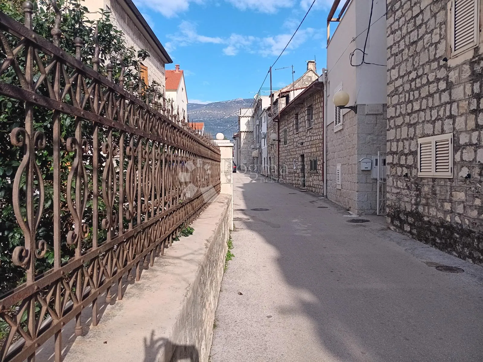 kuća za adaptaciju kaštel lukšić - slika 3