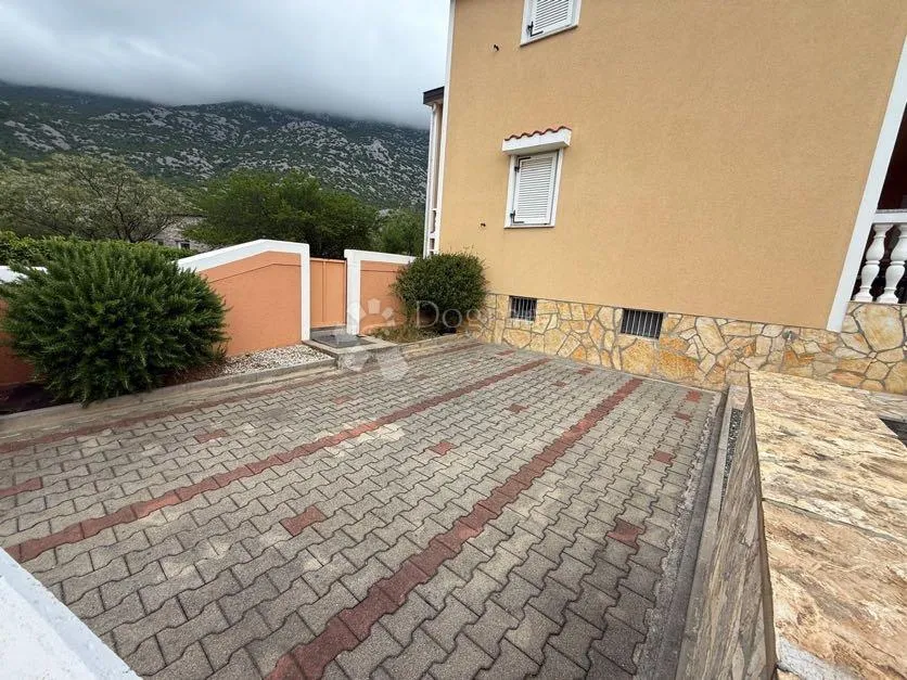 apartman s terasom vrtom parking namješten prilika !!! - slika 4
