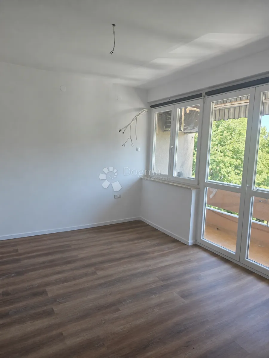 labin,stan u centru sa drvarnicom 6 m2 i spremištem 15m2od - slika 2