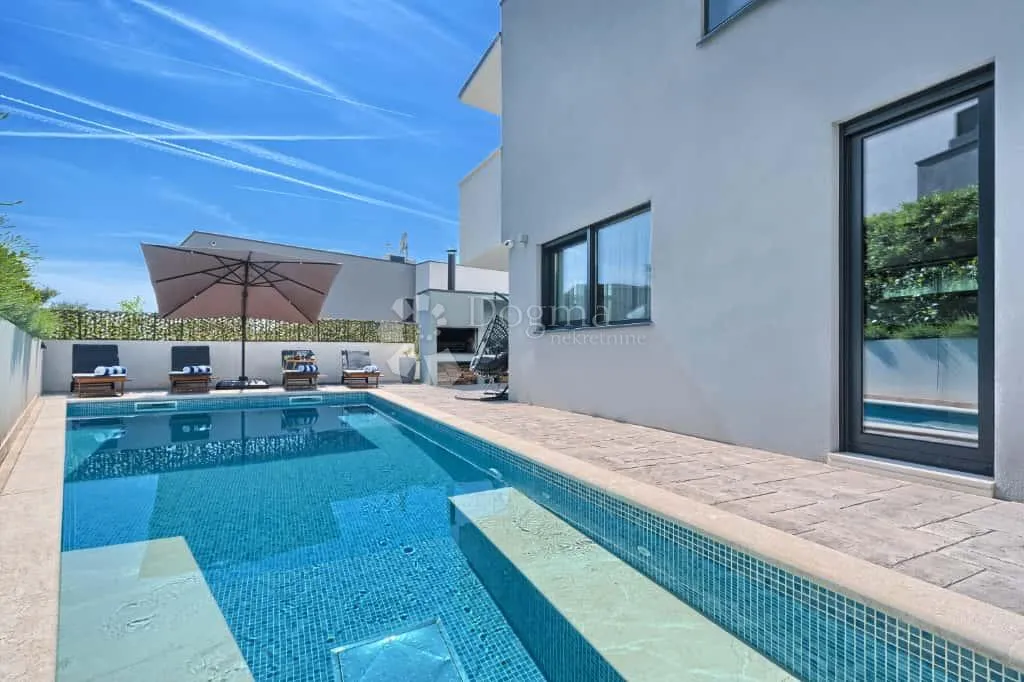 vila s bazenom u strožancu - slika 63