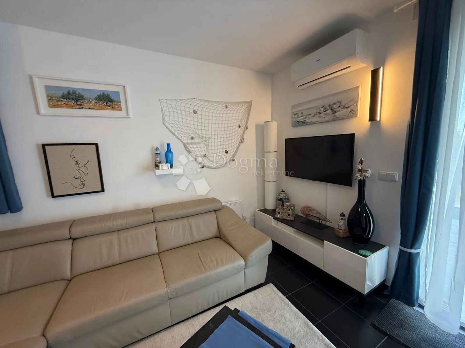 prostran moderan apartman velike terase 200 m od mora - slika 11