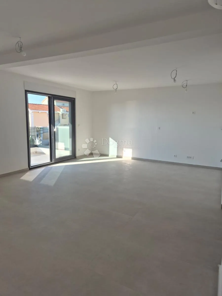 novogradnja – moderan stan (s10) s balkonom i pogledom na more, manje od 150 m od plaže – okrug gornji - slika 10