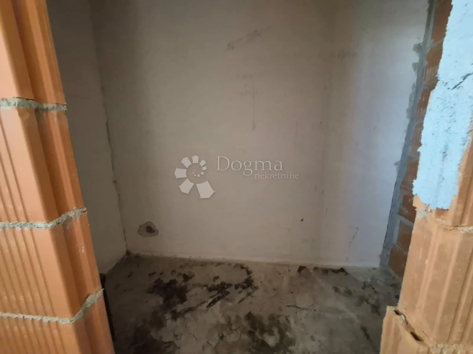 kuća za adaptaciju u sikovu – velika okućnica i odličan investicijski potencijal - slika 12