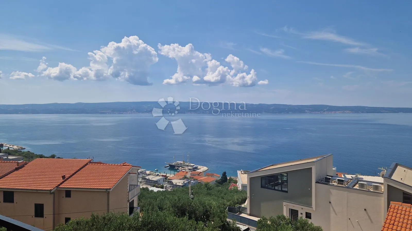 kuća sa tri stana i pogledom na more - slika 17