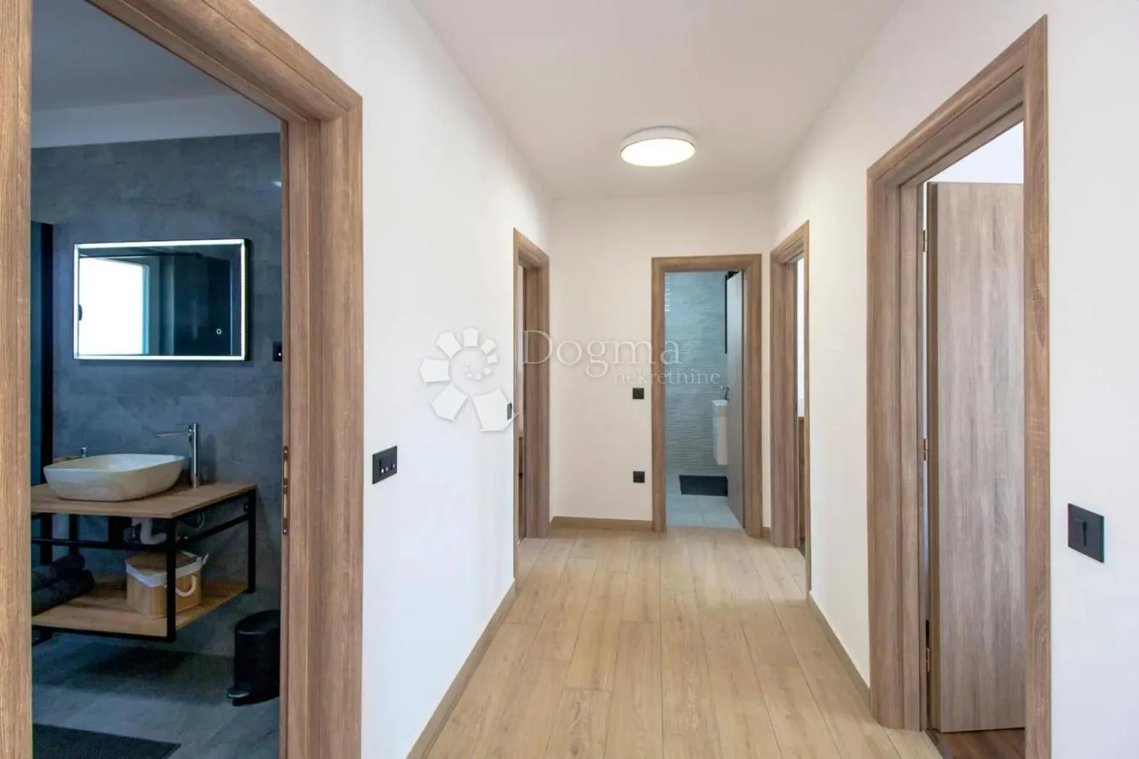 villa sa bazenom, konobom i 3800m2 okućnice - slika 18