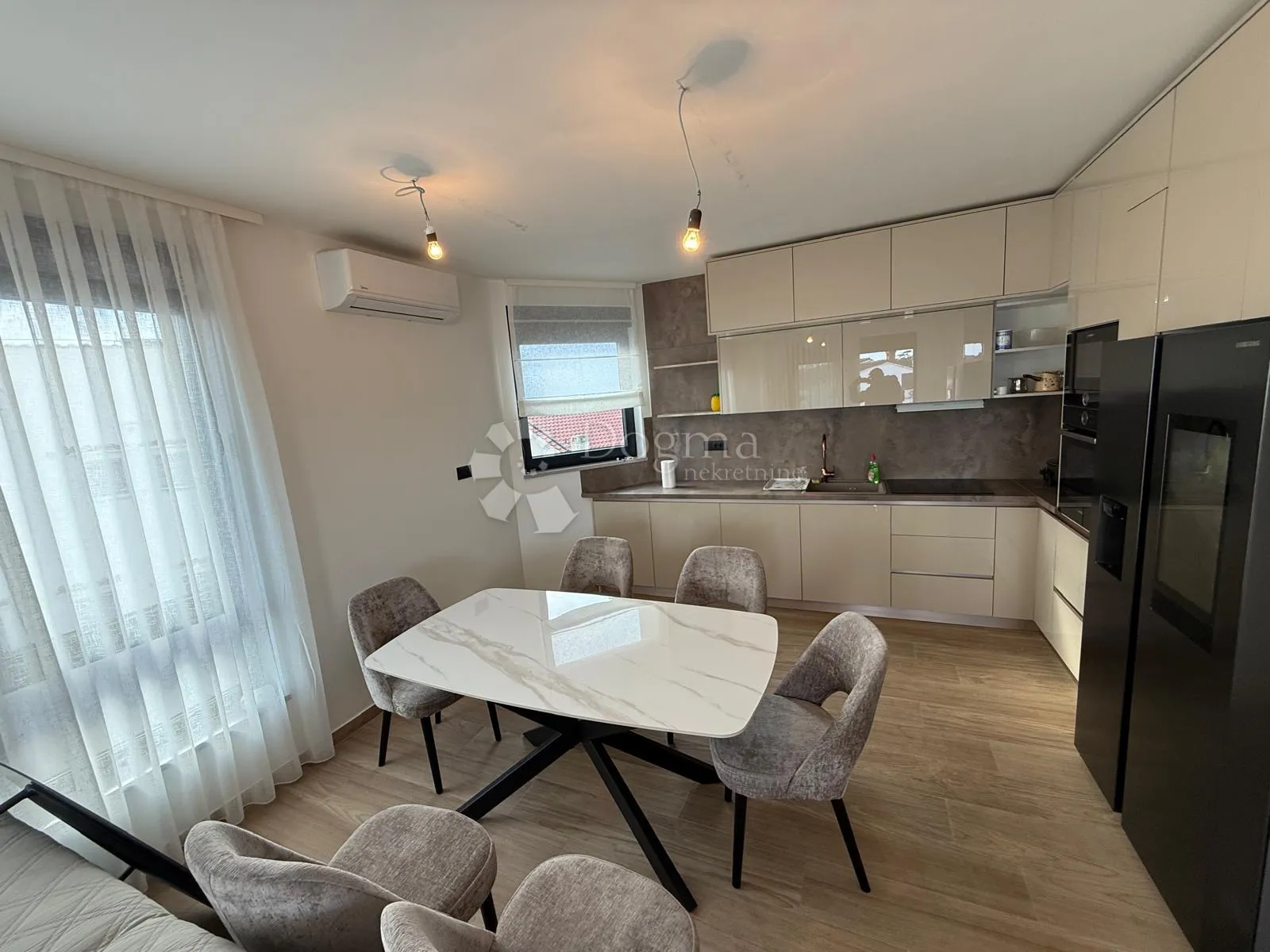 luksuzan namješten penthouse s pogledom na more - slika 9