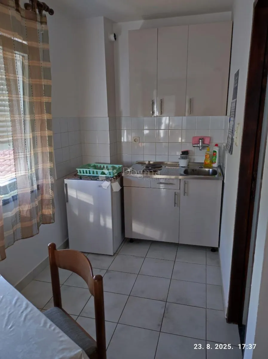 objekt sa tri zasebna apartmana, tražena lokacija kraj mora - slika 19