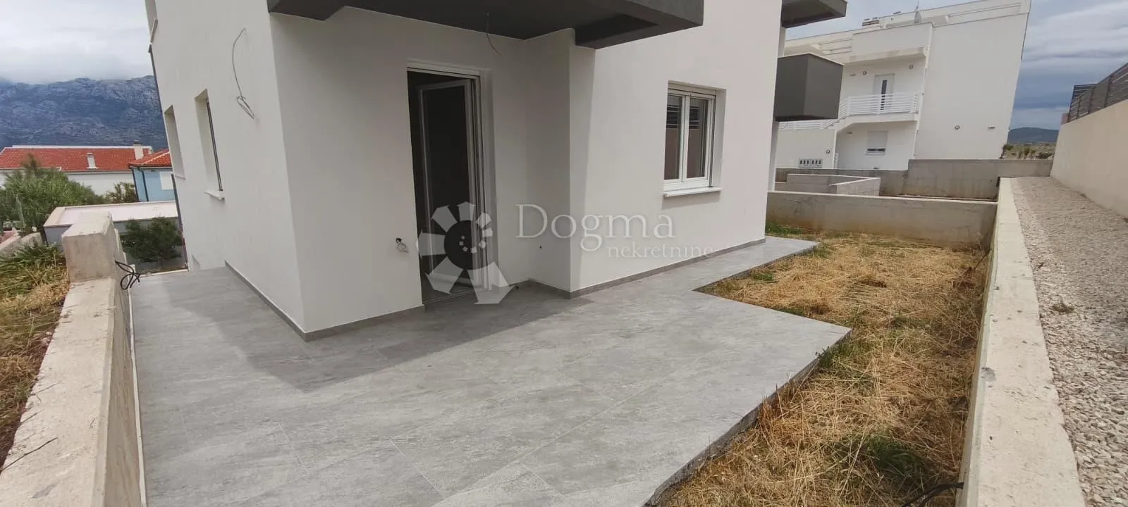 stan u prizemlju s vrtom i spektakularnim pogledom - ražanac - slika 4