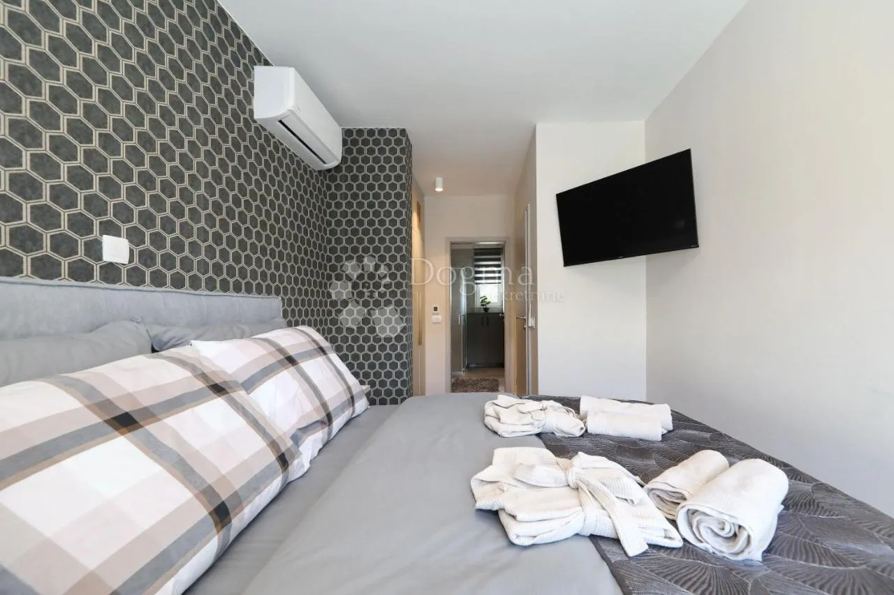 moderna vila s bazenom, prvi red uz more! - slika 40