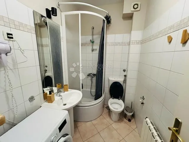 moderan studio apartman u centru - slika 7