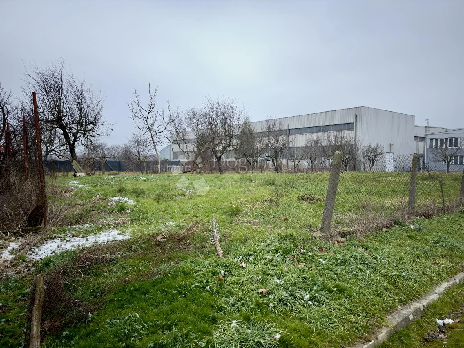 prodaja kuće s pomoćnim objektom i velikom okućnicom - slika 17