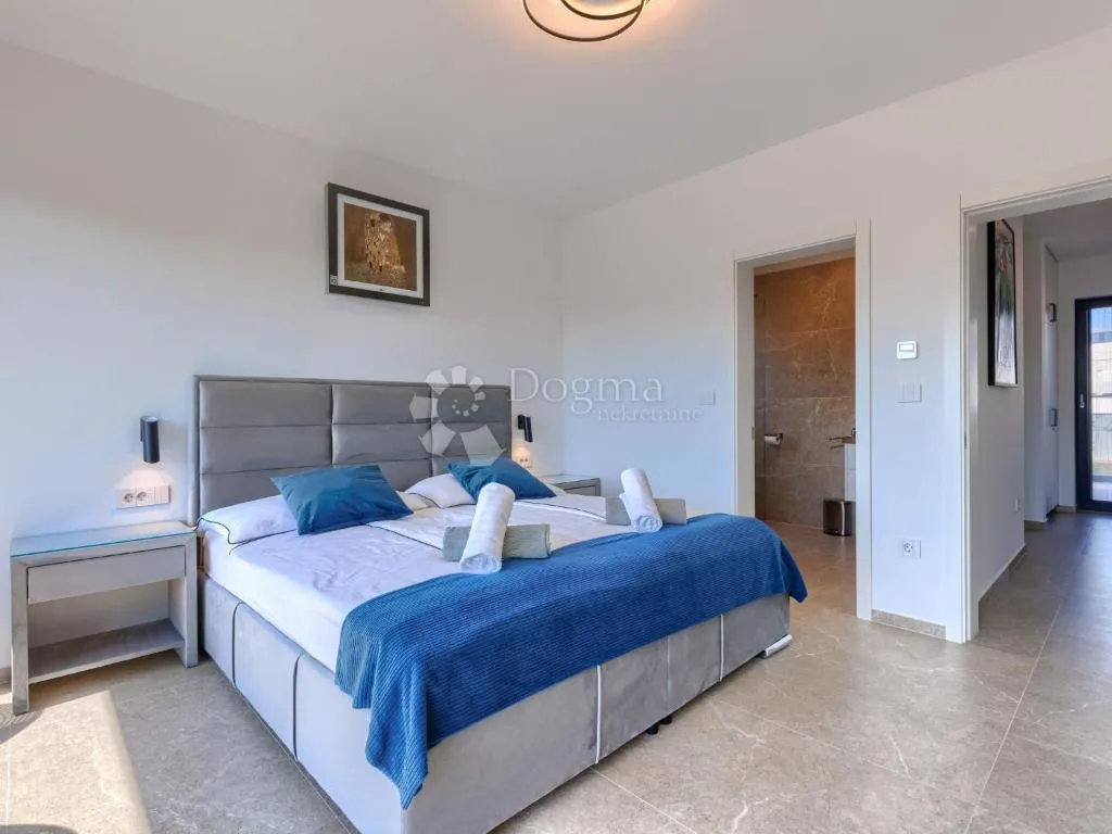 poreč - luksuzna vila s bazenom, wellnessom i 3 spavaće sobe - slika 18