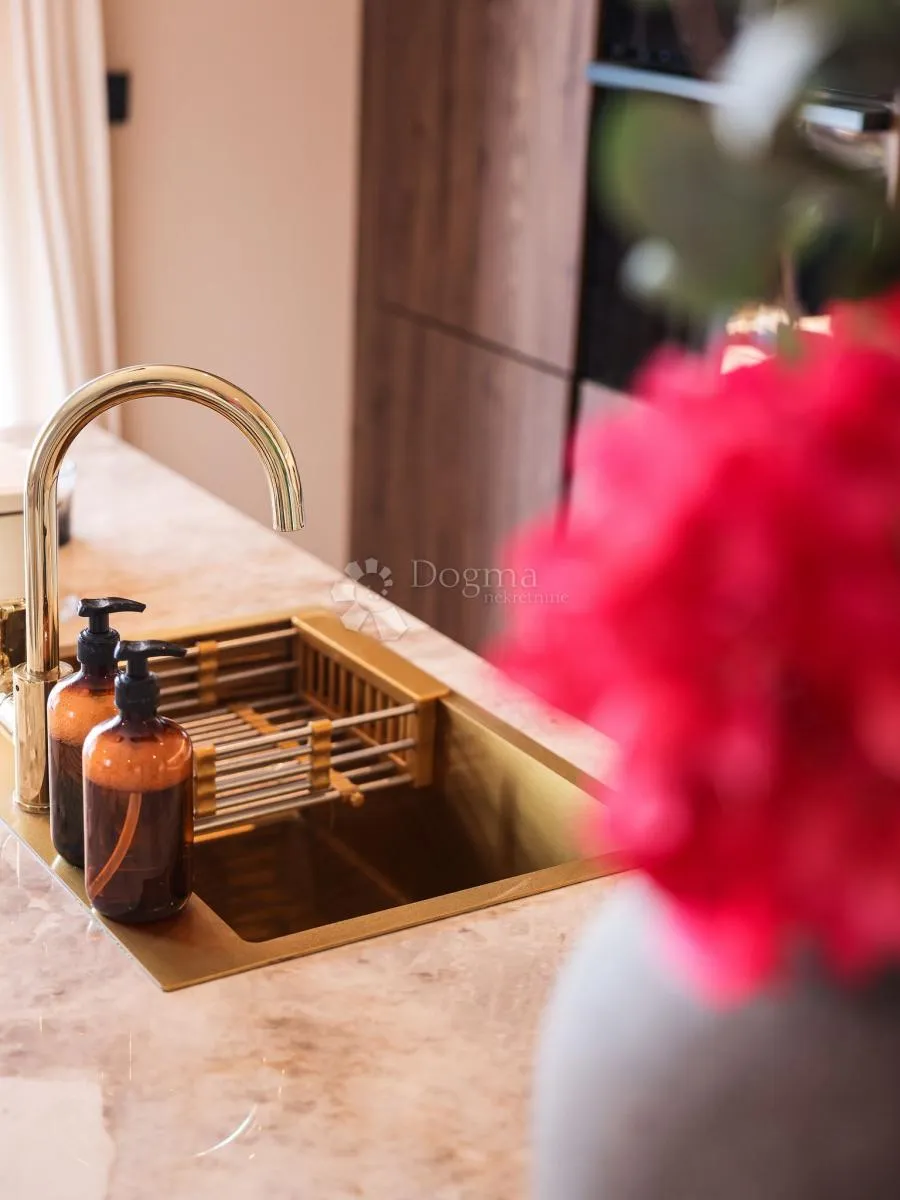 dizajnerski penthouse s krovnom terasom, liftom i garažom - slika 8