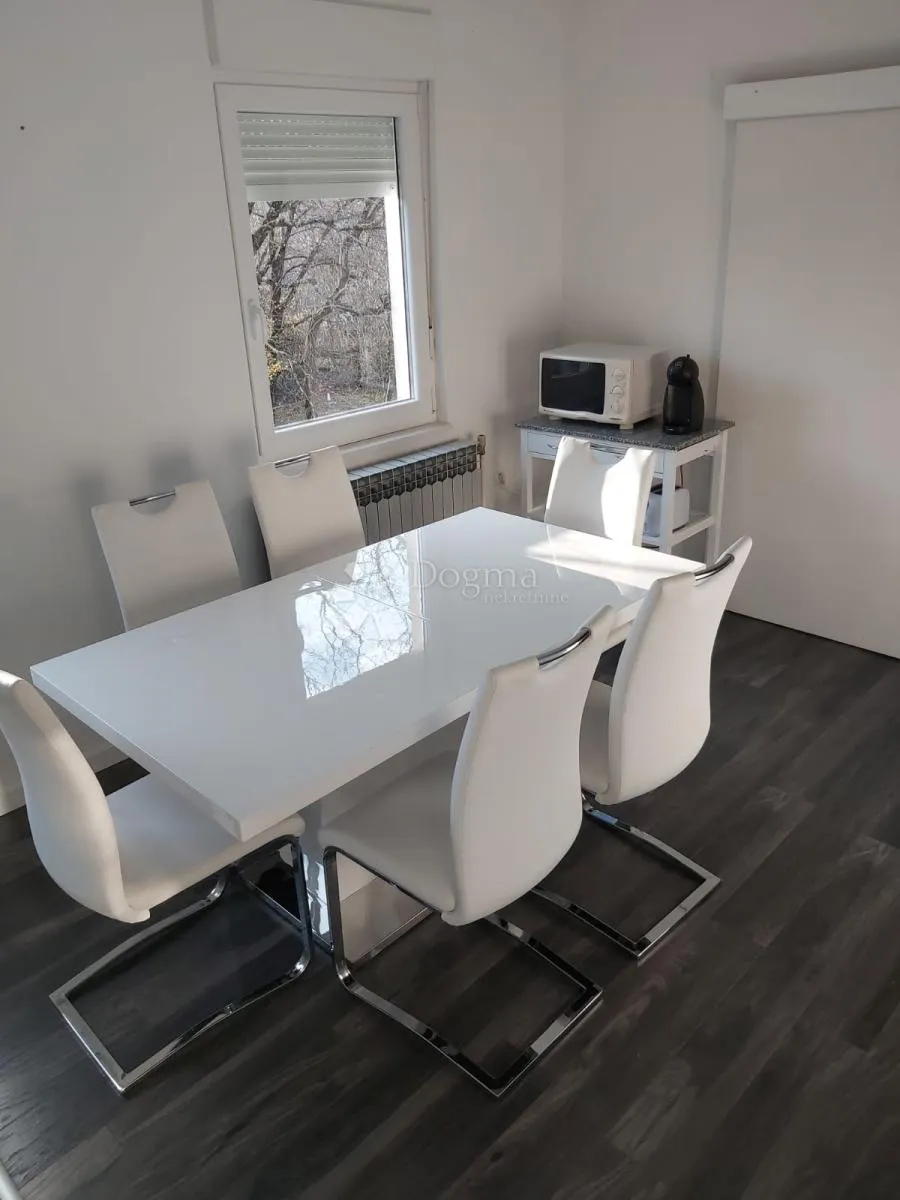 kuća s dva stana i 8300 m² građevinskog zemljišta - slika 2