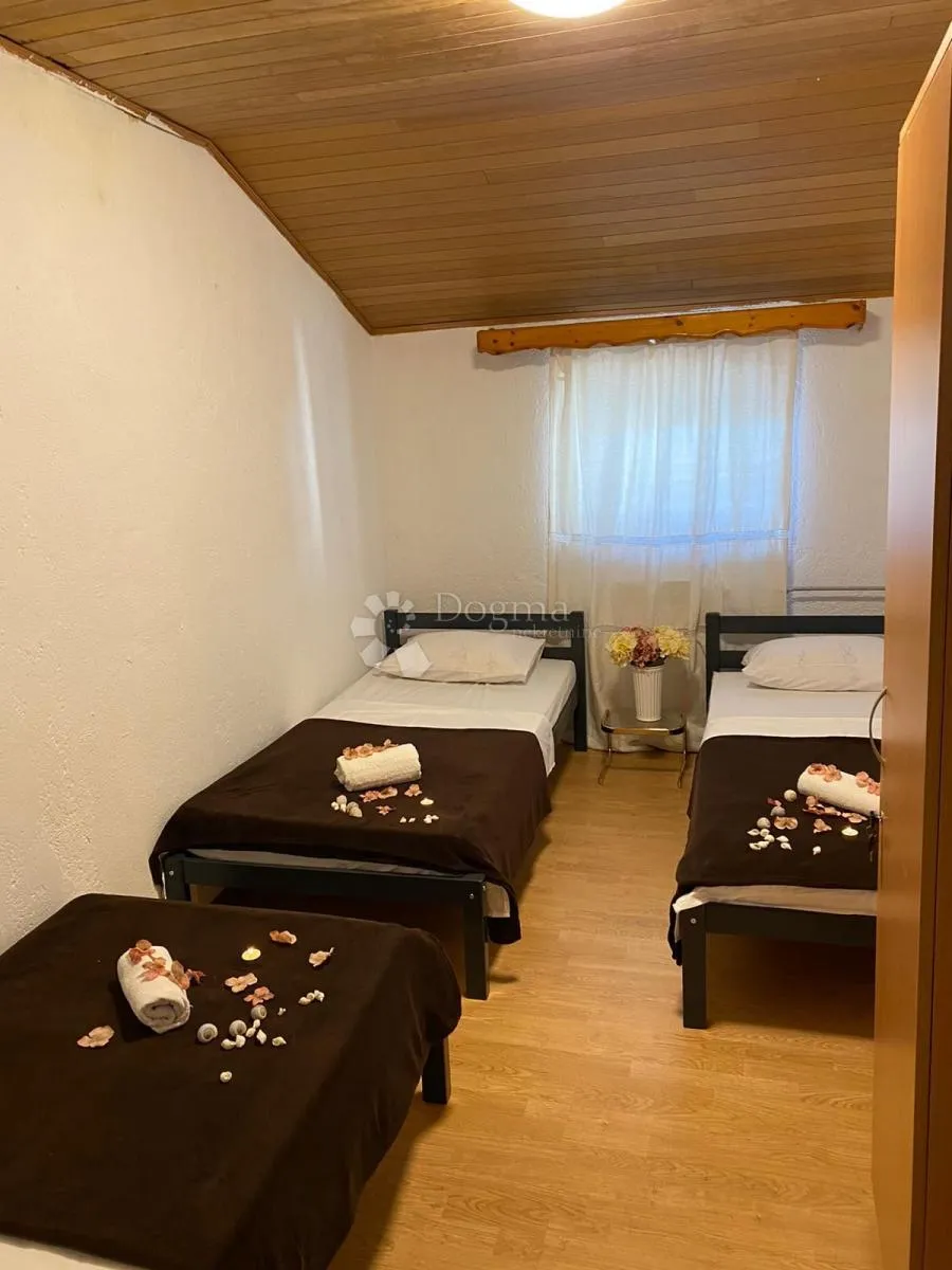 apartmanska kuća na 10-tak km od buzeta! - slika 16