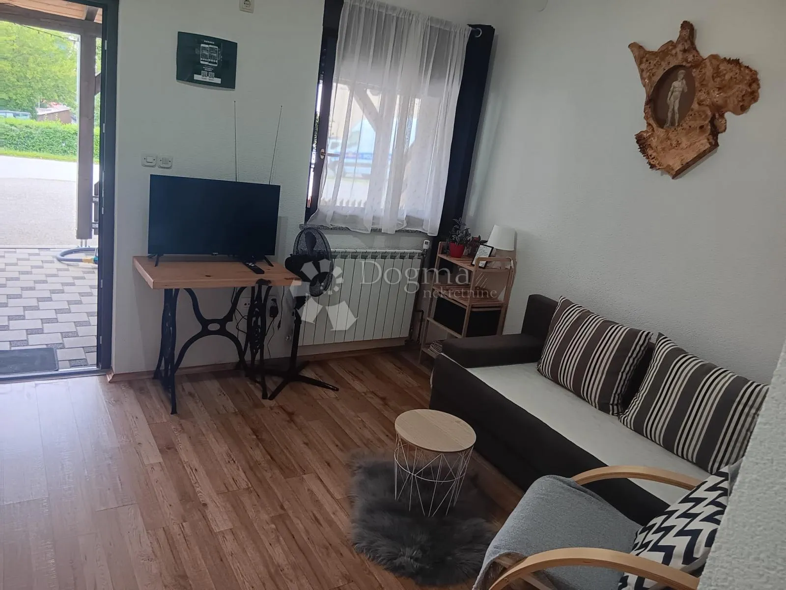 kuća u korenici, za investiciju i život - slika 9