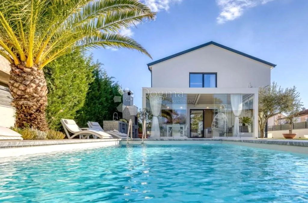 rovinj – samostojeća vila s bazenom na mirnoj lokaciji - slika 1