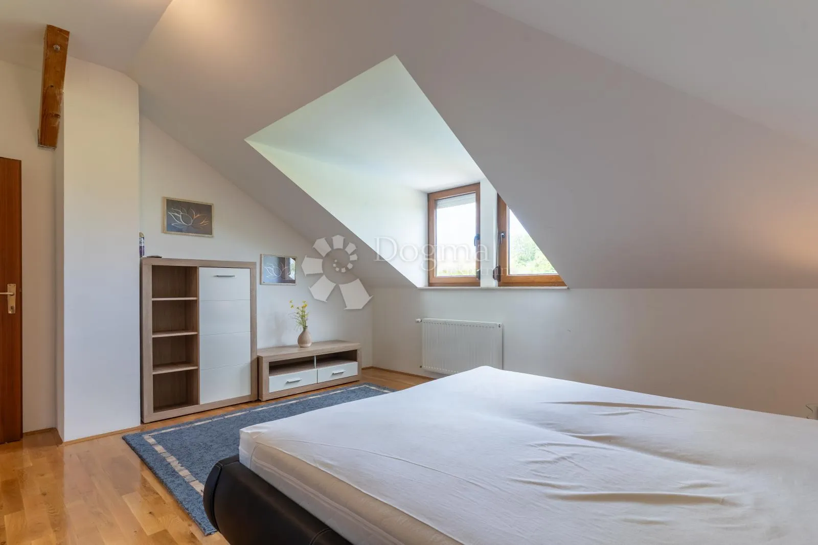 vila s bazenom i velikom okućnicom – brezovica - slika 14