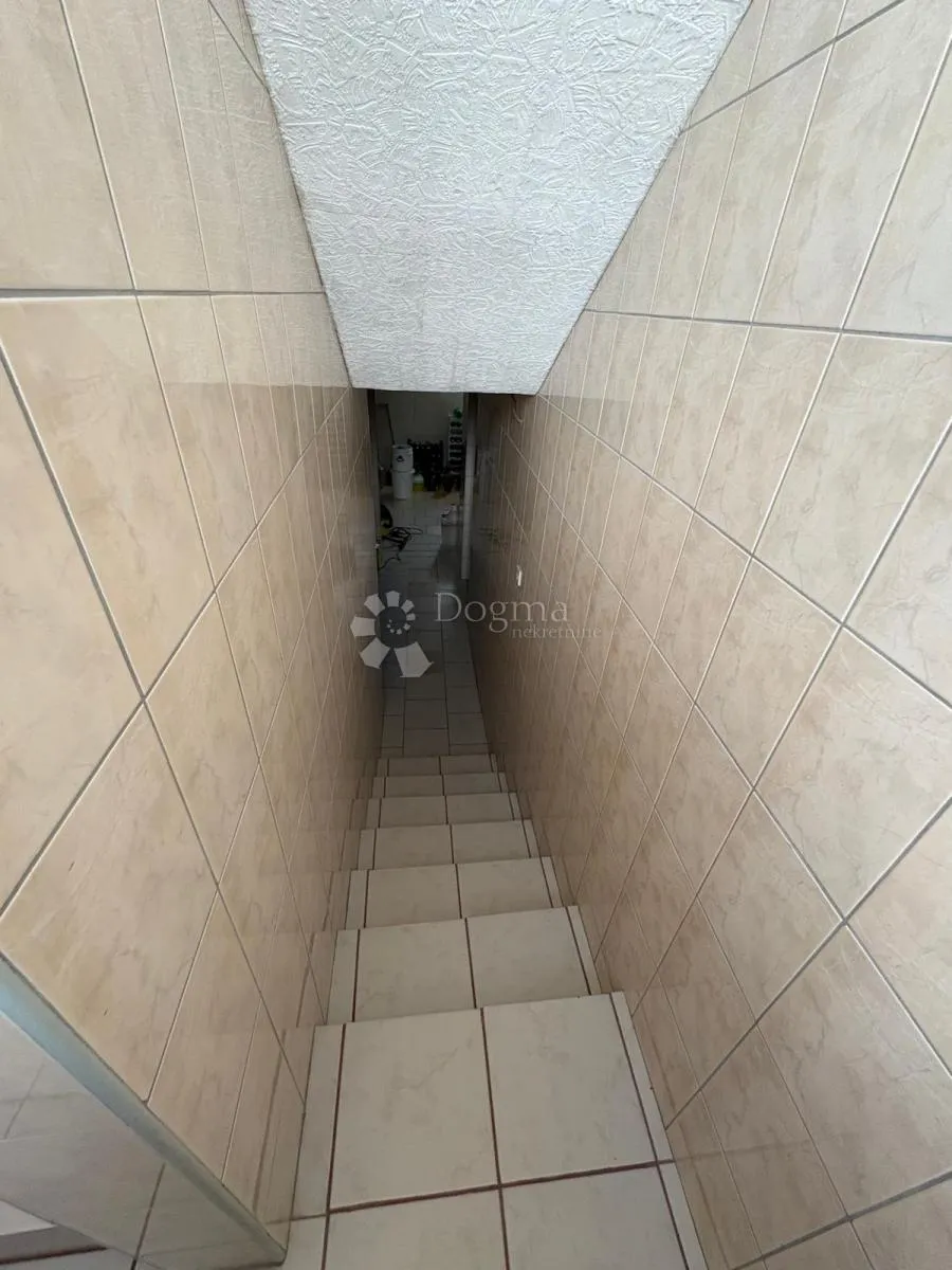 kuća 648 m² s podrumom i potencijalom za 2 stana - slika 41