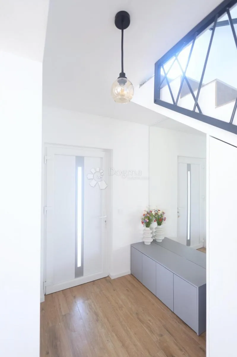 moderna kuća s bazenom -178m2, mirna lokacija - slika 4