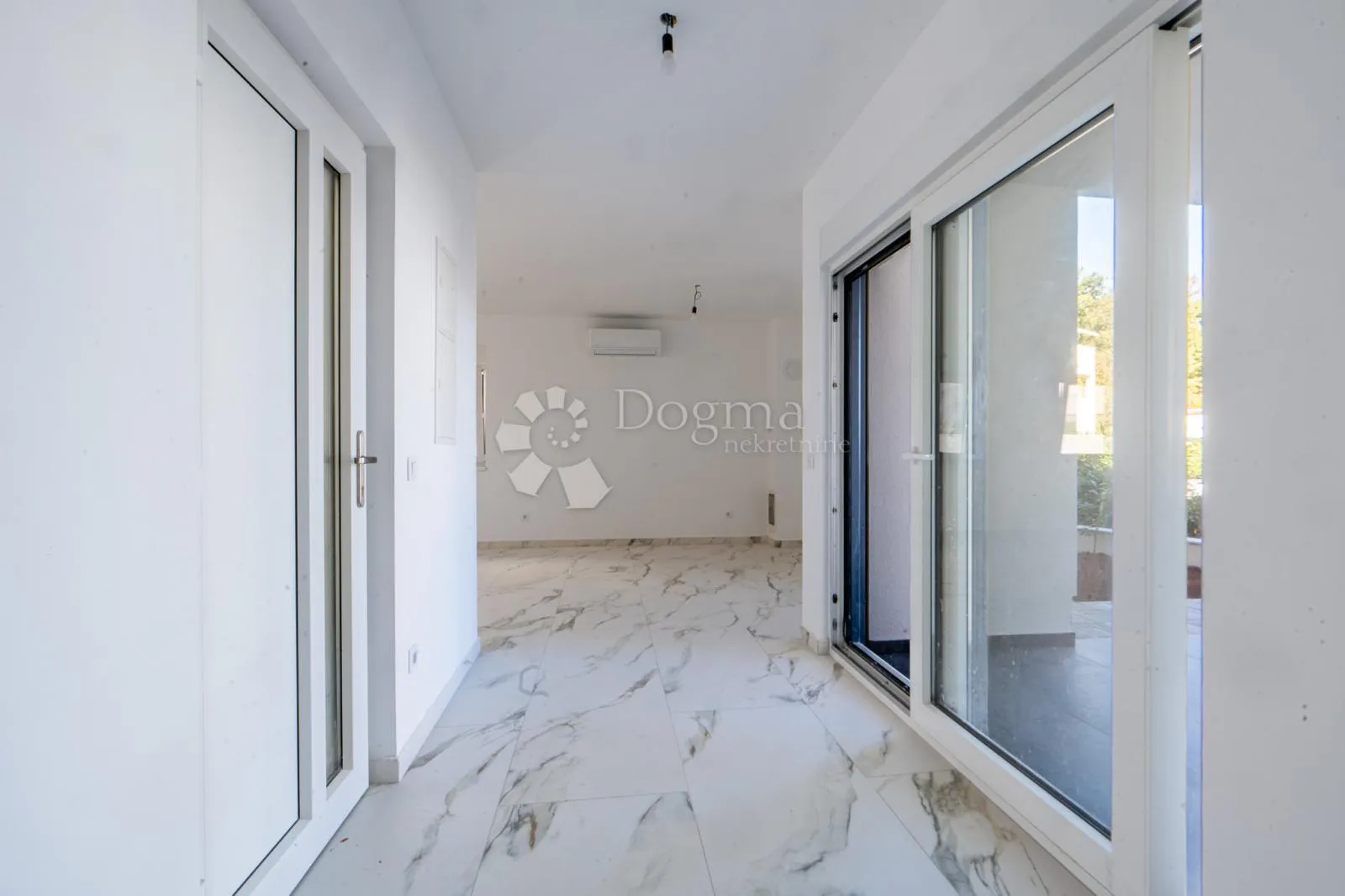 apartman u novogradni - prizemlje s okućnicom - čižići - slika 8