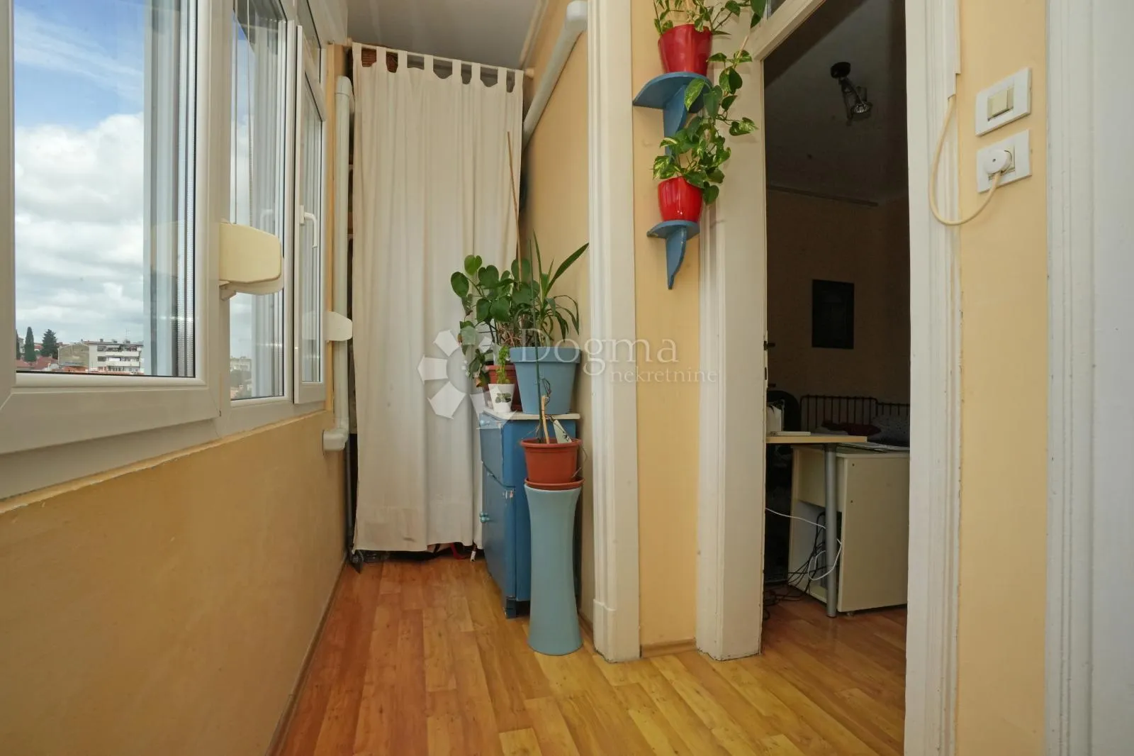 top cijena! 2.779€ m2 - divan stan u centru pule! - slika 16