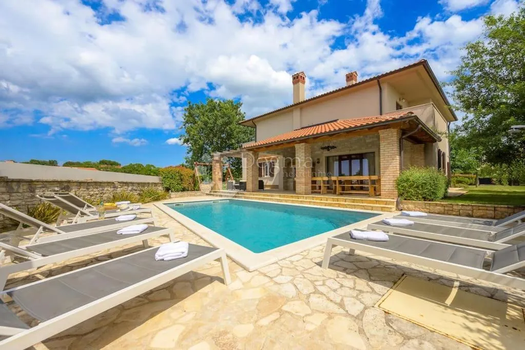 bale - prostrana vila s prekrasnom okućnicom - slika 26