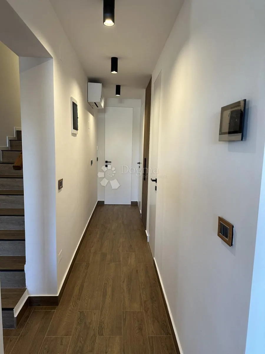moderan dvosobni stan 15 m od mora - umag - slika 13