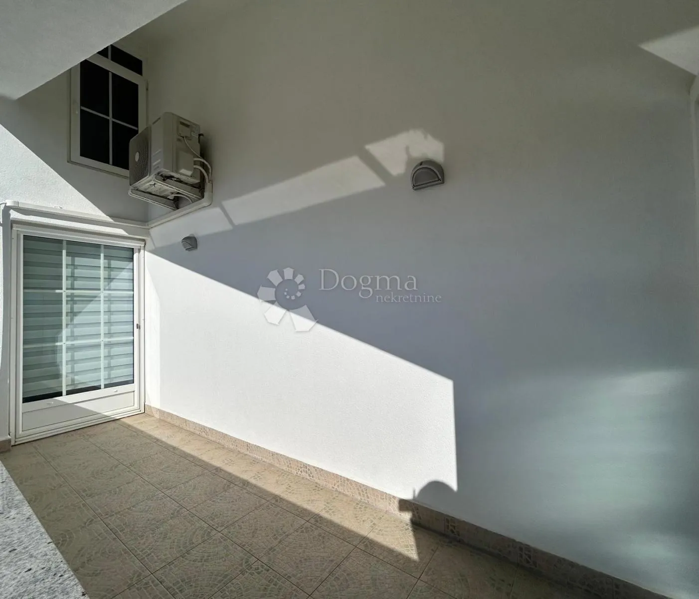 stan 130m2 - 2 stambene jedinice + terasa + parking - slika 12