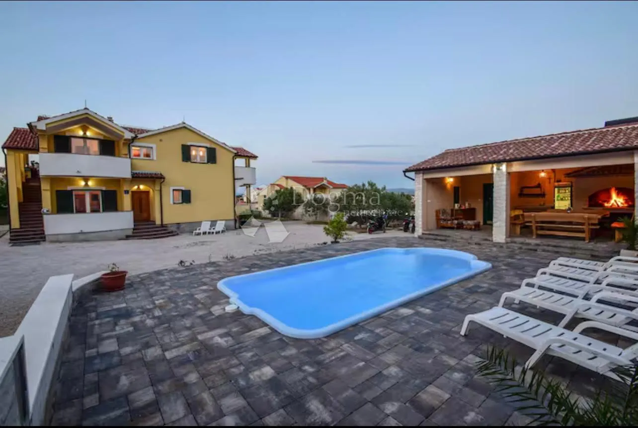 vodice – kuća s tri odvojena stana i terasama s pogledom na more - slika 9