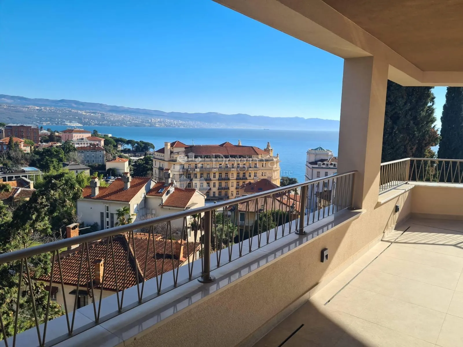 luksuzni penthouse u srcu opatije – bazen na krovu i očaravajući pogled na more - slika 12