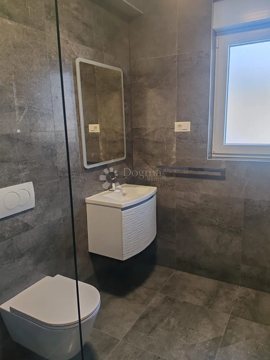vodice - novoizgrađena, atraktivna kuća s bazenom - slika 42