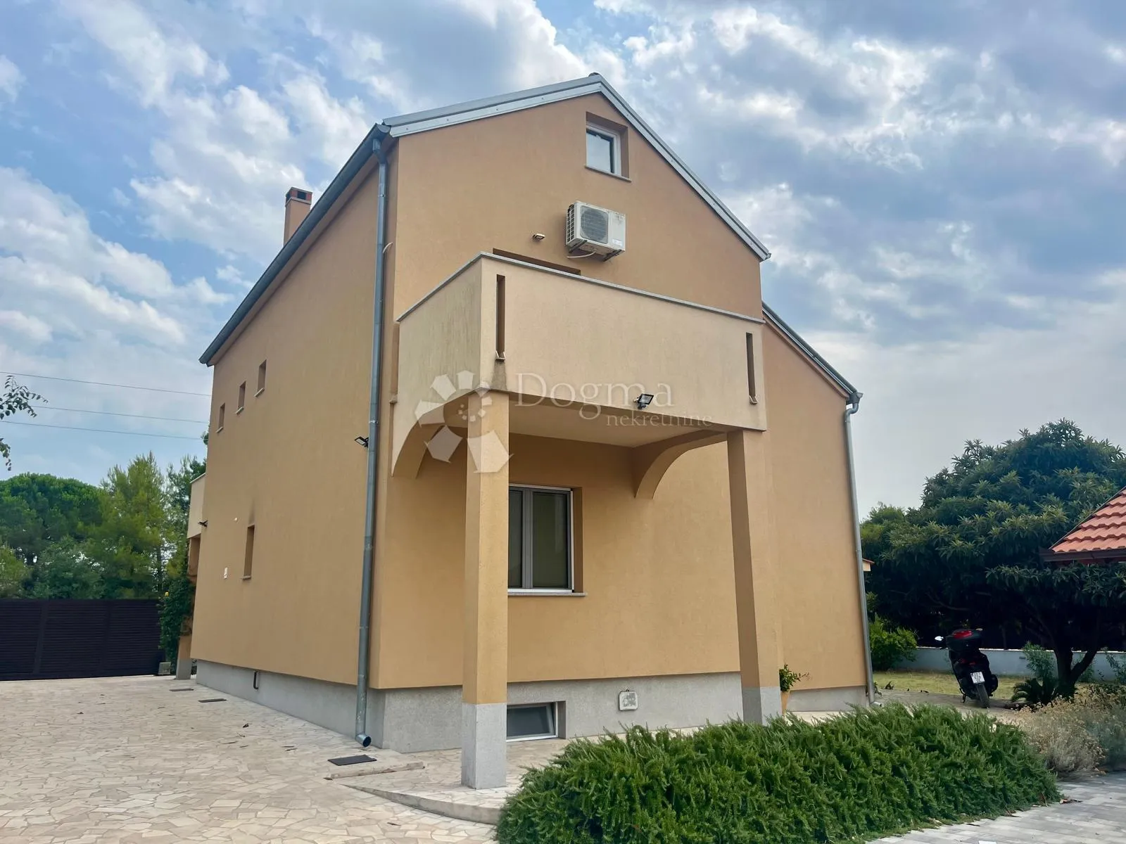 prostrana obiteljska vila visokog standarda u biogradu na moru - slika 9