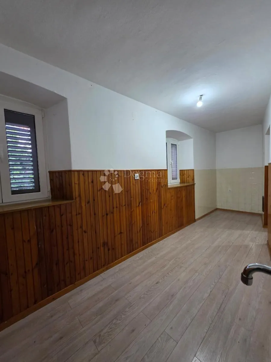 stan u starom gradu senja pun potencijala - slika 5
