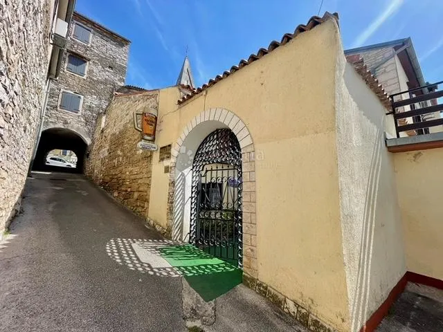 kuća, s restoranom u prizemlju, u centru buja - slika 38