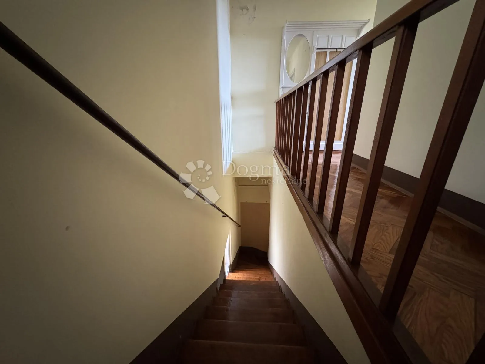 stan na dvije etaže u vili - pećine - slika 3