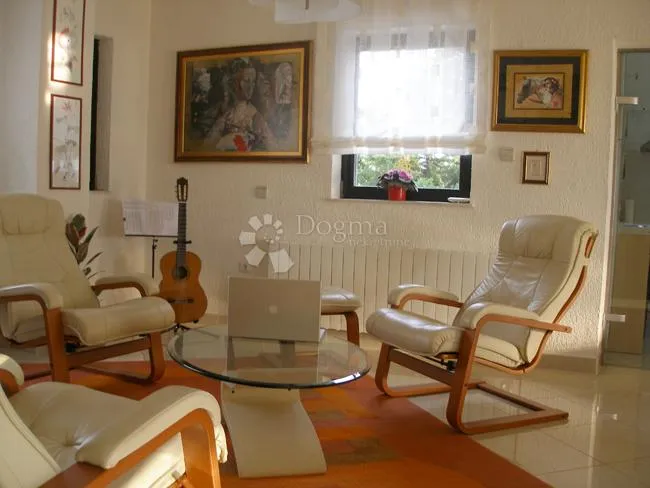 kuća sa 3 odvojena apartmana - slika 10