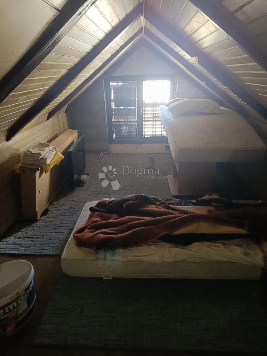 stan u kući za renovaciju - slika 10