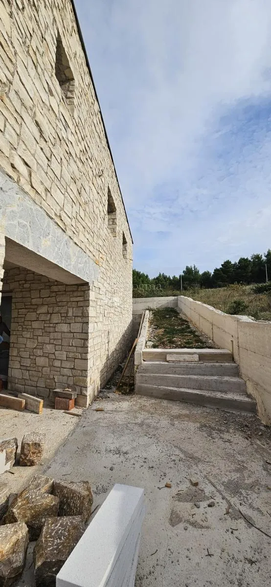 kamena kuća s bazenom i pogledom na more - slika 15