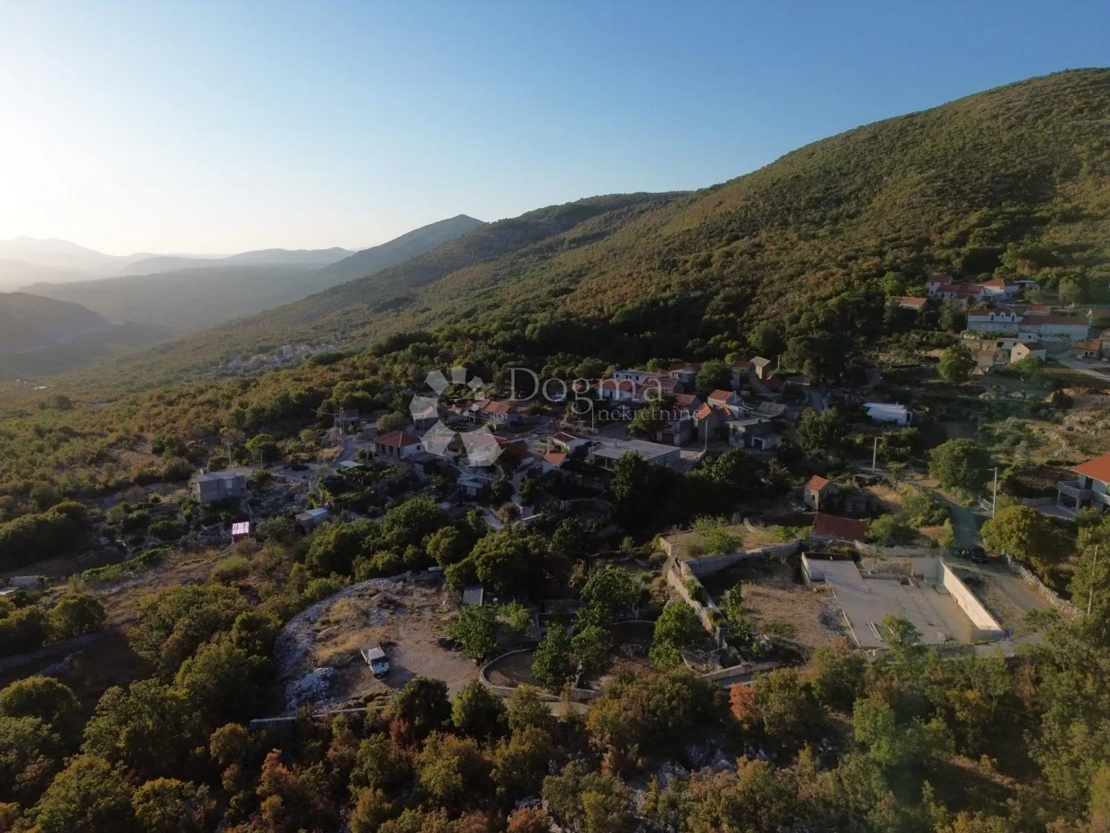 jedinstveno imanje s kućom i bazenom u prirodnom okruženju – zagvozd - slika 34