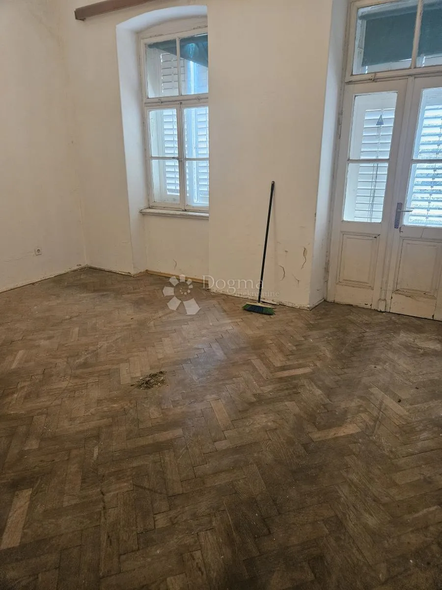 stan za renovaciju prvi red do mora! - slika 8
