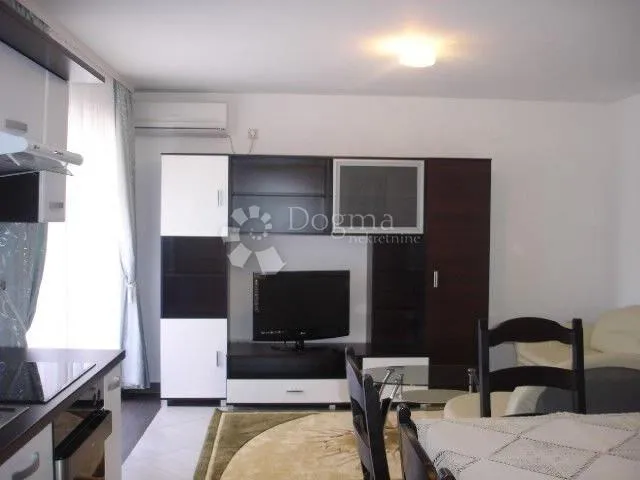 uvala soline - dva apartmana prvi red do mora - slika 9