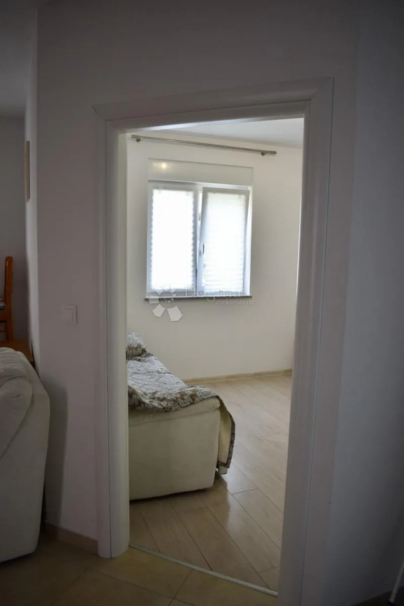 2 stana s privatnim dvorištem i 3 parkirna mjesta! - slika 17