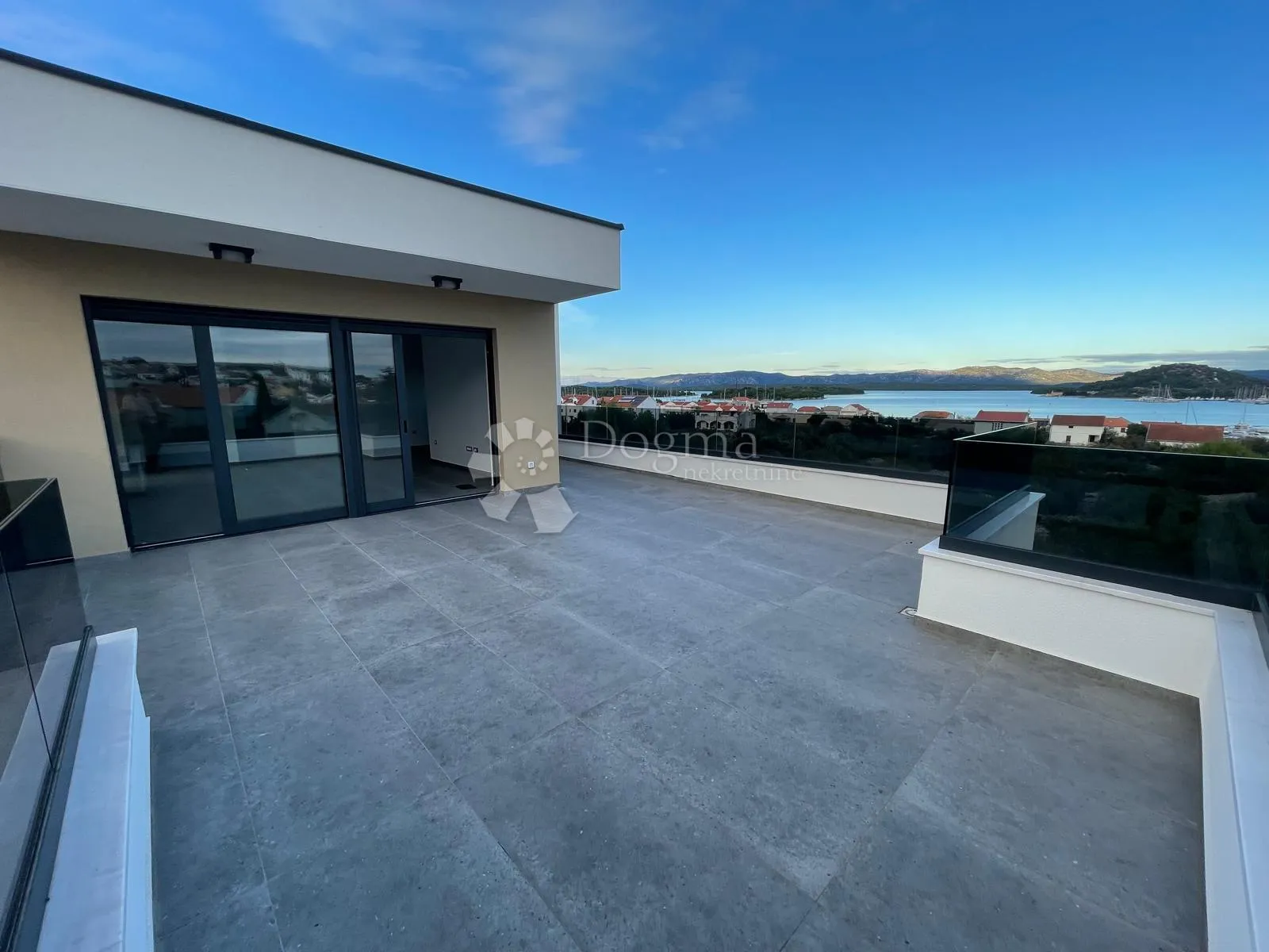 penthouse s panoramskim pogledom na more – 350 m od plaže - slika 1