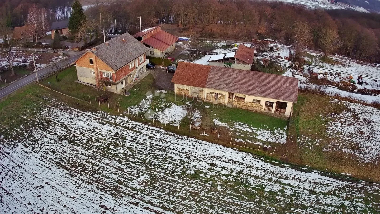 kuća s dva stana, gospodarskim objektom i gotovo 3 hektra zemljišta - slika 54