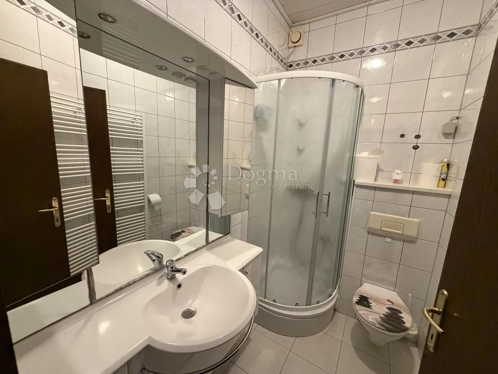 prilika u brodarici- kuća blizu mora, s 6 apartmana i 3-sobnim stanom!! - slika 13